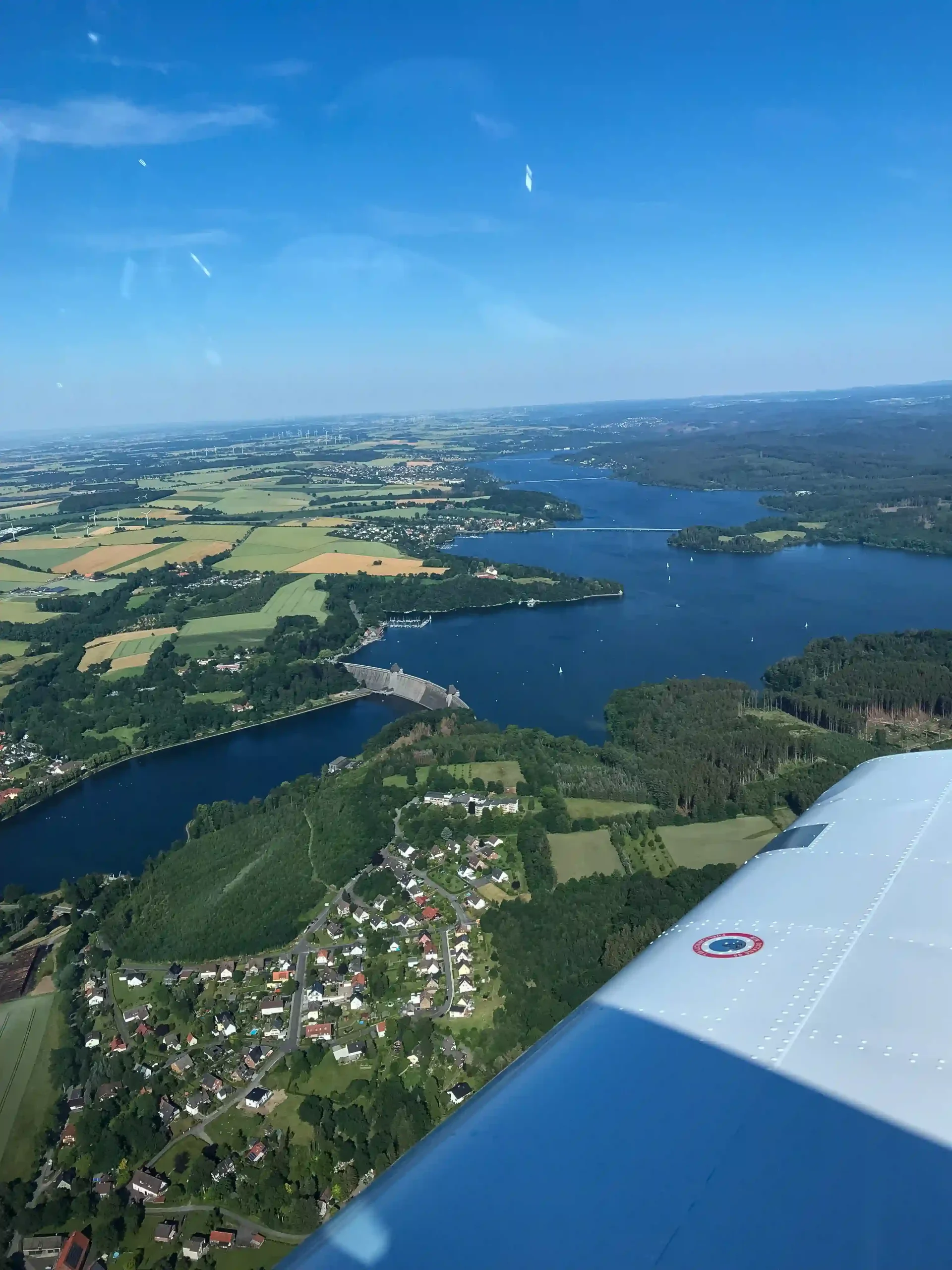 Moehnesee mit Sperrmauer