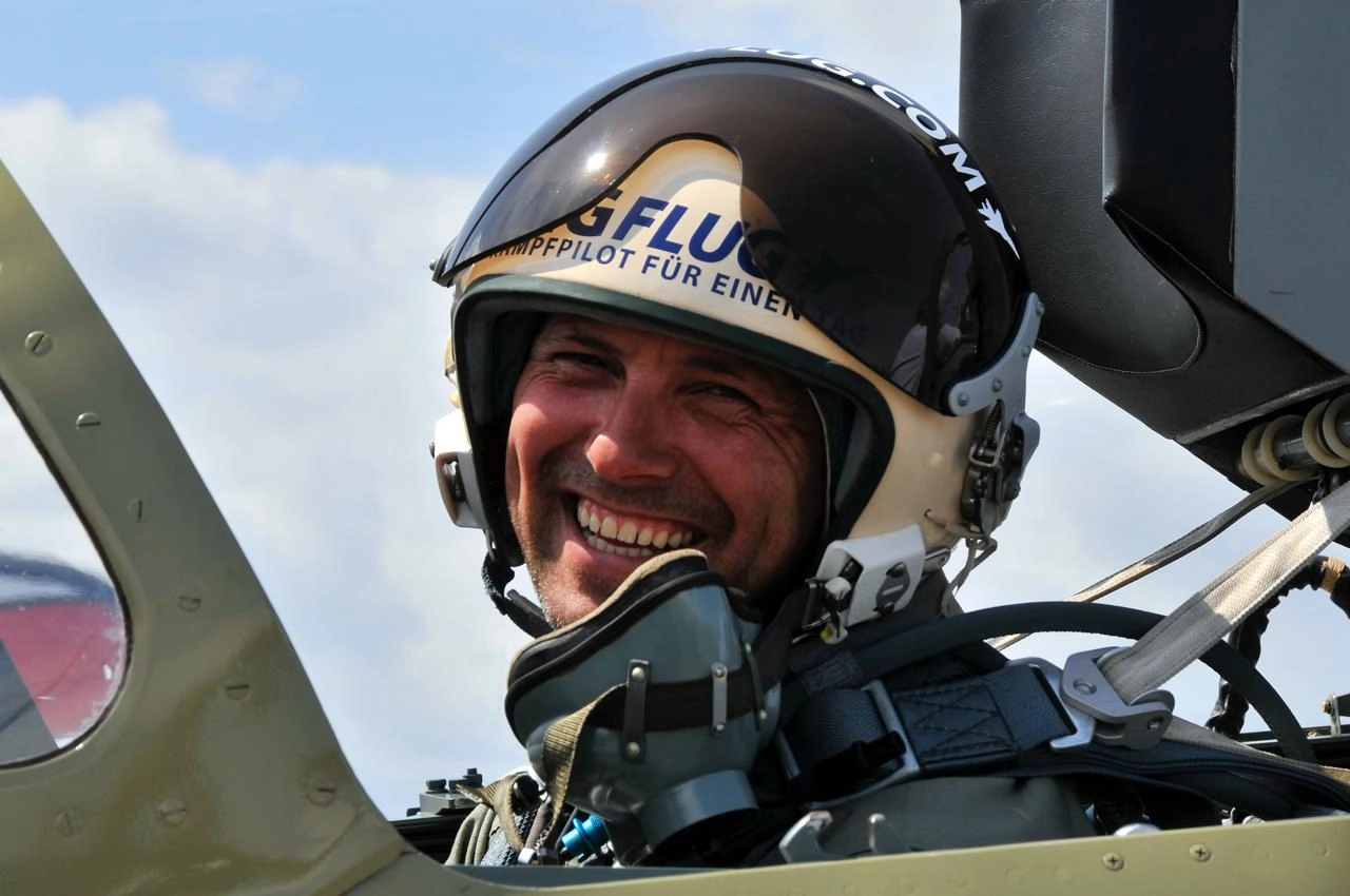 Pilot und Ausbilder Pavel Bondarenko im Cockpit eines Jets